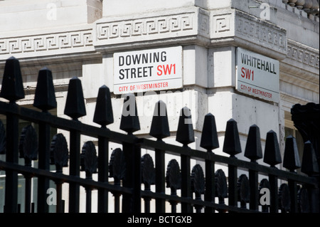 STRAßENSCHILD ÜBER EISENGITTER IN DOWNING STREET, WESTMINSTER, LONDON, HAUS DES PREMIERMINISTERS Stockfoto