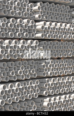 Gestapelte PVC-Rohre Stockfoto