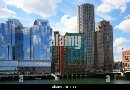 Boston Skyline Gebäude an der Waterfront.  Viele der Bostoner neuere Hallo Hochhäuser erscheinen. Stockfoto