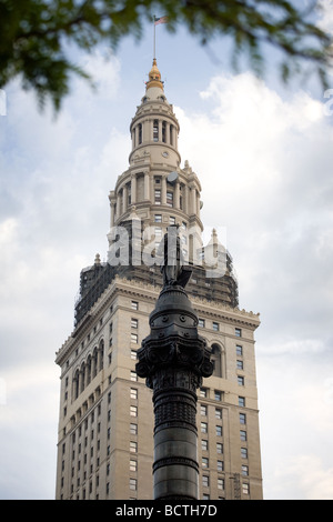 Tower City Center mit Cuyahoga County Soldiers and Sailors Monument im Vordergrund Cleveland Ohio Stockfoto