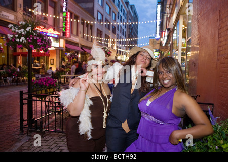 Drei Frauen posieren Clubszene am vierten 4. Oststraße in Cleveland Ohio Stockfoto