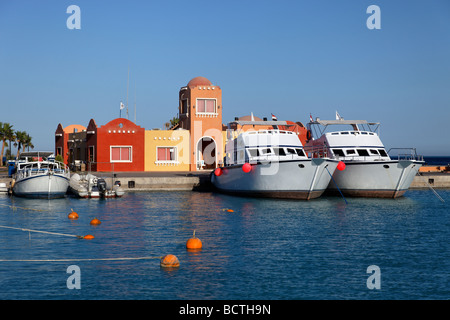 Private Yachten vor den Häusern in der Marina, Verwaltung, Hurghada, Ägypten, Rotes Meer, Afrika Stockfoto