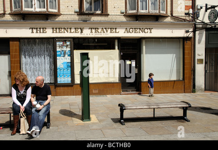 Geschlossen für Unternehmen eine Henley on Thames Reisebüro Shops in Oxfordshire Englad UK Stockfoto