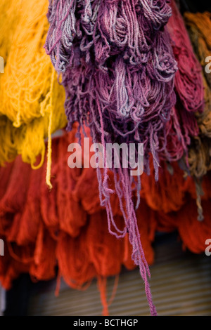 Gefärbte Wolle Saiten hängend trocknen auf einem engen Markt-Gasse (Souk oder Souq) in Marrakesch, Marokko. Stockfoto