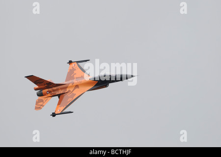 Königliche Niederlande Air Force Koninklijke Luchtmacht F-16 Kampfjet in unverwechselbaren "eine Mission" orange Lackierung. Stockfoto