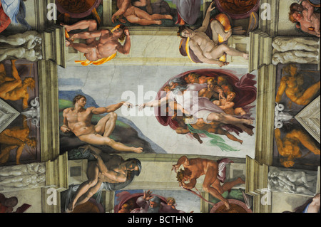 Europa Vatikanstadt Vatican Museum der Erschaffung Adams von Michelangelo an der Decke der Sixtinischen Kapelle Stockfoto