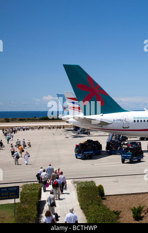 drei Ebenen saß auf der Startbahn warten darauf, gespeist werden und Passagiere an Bord in Kefalonia, griechische Insel in der Sonne Stockfoto