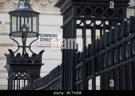 STRAßENSCHILD ÜBER EISENGITTER IN DOWNING STREET, WESTMINSTER, LONDON, HAUS DES PREMIERMINISTERS Stockfoto