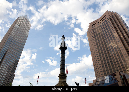 Cuyahoga County Soldaten und Sailors Monument und Wolkenkratzer in Cleveland Ohio Stockfoto