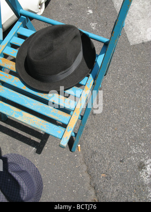 einen Hut Holzstuhl in der Straße in der Stadt hinterlassen Stockfoto