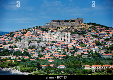 Ansicht der Stadt von Molyvos oder Mithymna mit historischen Burg am Hügel auf Lesbos Insel in Griechenland Stockfoto