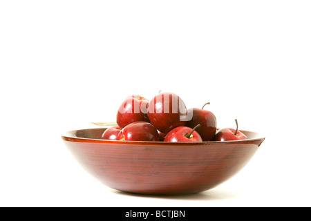 Frische rote Äpfel in einer Holzschale Stockfoto