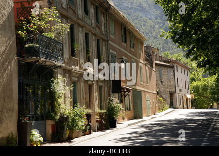 Das kleine Dorf Fontaine de Vaucluse, Quelle der Sorgue, Provence, Frankreich, Europa Stockfoto