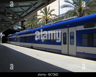 Ein Zug der israelischen Eisenbahn am Bahnsteig von Terminal 3 am Bahnhof des Flughafens Ben Gurion in Israel Stockfoto