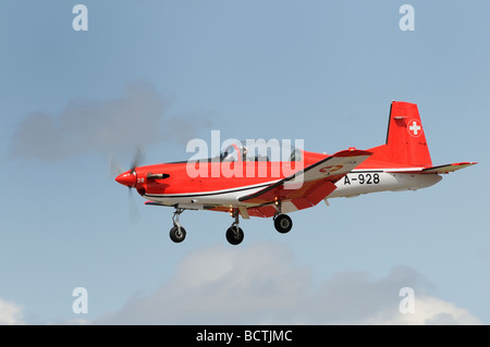 Schweizer Luftwaffe PC-7 Team Trainer im Endanflug zur Landung an RAF Fairford, Gloucestershire, England. Stockfoto