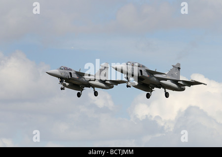 Zwei französische Dassault Rafale-Kampfflugzeuge, die Ankunft in RAF Fairford für das Royal International Air Tattoo Stockfoto