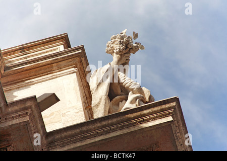 Rom, Trevi-Brunnen (Fontana di Trevi) über einer Statue einer Frau, die den Herbst darstellt und ein Füllhorn von Trauben hält Stockfoto