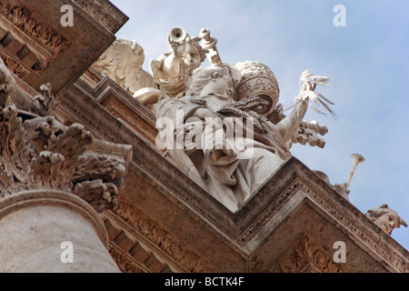 Rom - Sehenswürdigkeiten - architektonische Details und Statue einer Frau mit Weizen und einem Cherub über dem Trevi-Brunnen (Fontana di Trevi) Stockfoto