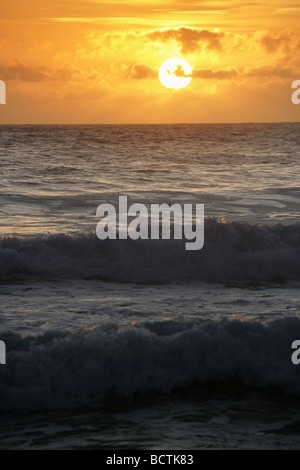 Bereich der Sennen, England. Sonnenuntergang über dem Atlantik vor Gwenver Strand. Stockfoto