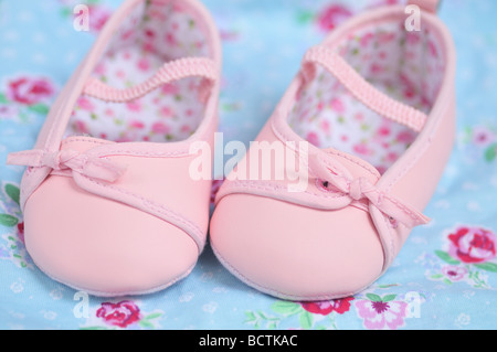 Adorable pink Babyschuhe Mädchen Stockfoto