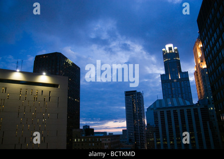 Hochhäuser in South Loop in Chicago in der Nacht Stockfoto