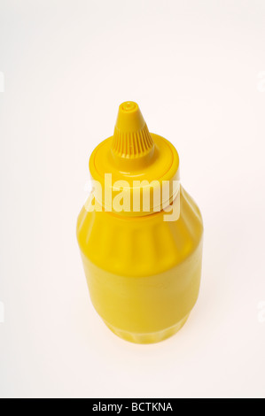 Gelben Senf Flasche keine Beschriftung auf weißem Hintergrund Ausschnitt. Stockfoto