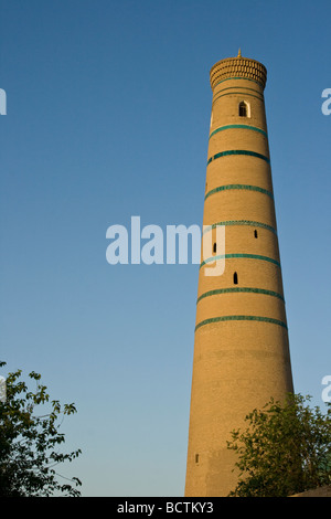 Minarett der Islam Glaubensgemeinschaft in Chiwa Usbekistan Stockfoto