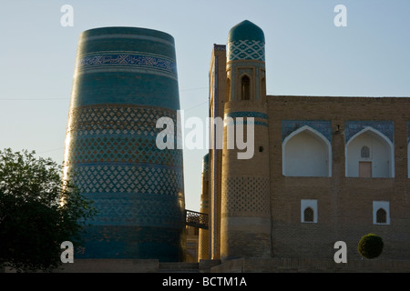 Lieblingswaffe Minarett an Muhammad Amin Khan Medrese in Khiva Uzbeksitan Stockfoto