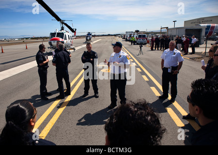 Notfall-Responder Spezialoperationen training mit CAL FIRE, California Highway Patrol, AMR & EMT Stockfoto