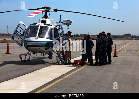 CAL FIRE Emergency Responders Helicopter @ Spezialoperationen training mit California Highway Patrol, AMR & San Mateo EMT Stockfoto