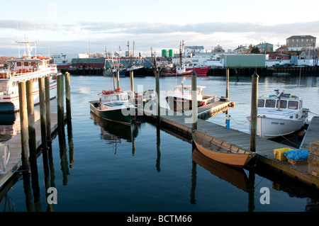 Kleine Fischerboote und ein Ruder Dory in Gloucester MA Stockfoto