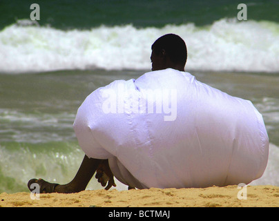 Mauretanischen Mann ließ sich am Strand mit traditioneller Kleidung Stockfoto