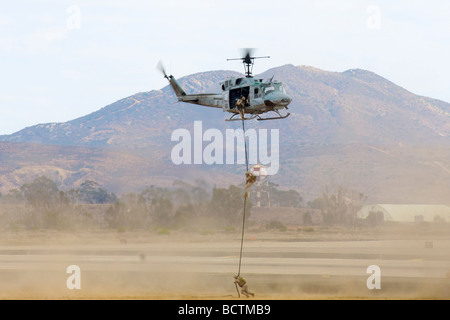 Huey Hubschrauber setzt Soldaten in einer taktischen Demonstration auf der Miramar Airshow 2008 Stockfoto