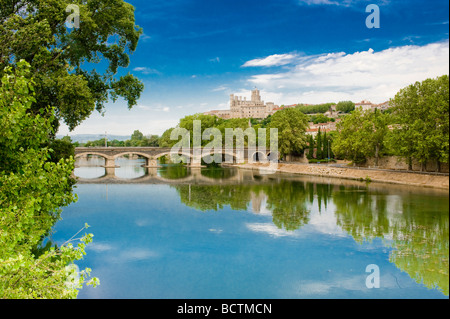 Ein Blick auf die Kathedrale Saint-Nazaire und den Fluss Orb in Beziers Frankreich Stockfoto