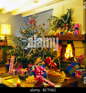 WEIHNACHTSGESCHENKE UNTER DEM BAUM UND KAMIN Stockfoto