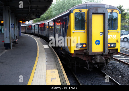 trainieren auf Plattform Belfast zentrale station Nordirland Vereinigtes Königreich Stockfoto