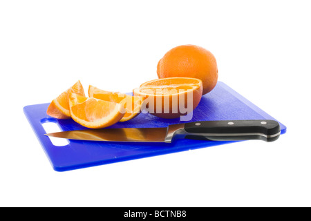 Frisch geschnitten Sie orange Stücke auf Schneidebrett mit Messer Stockfoto