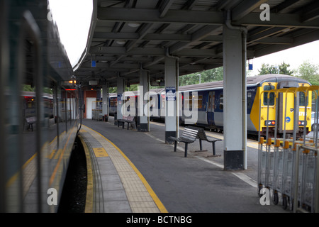 Züge auf leere Plattformen in Belfast central station Nordirland Stockfoto