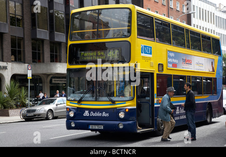 bus-Passagiere ein-und aussteigen ein Dublin Dublin Irland Stockfoto