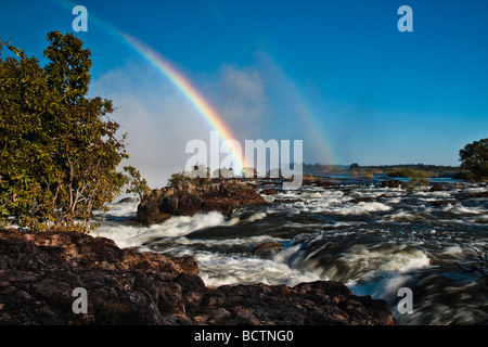 Doppelter Regenbogen über Victoria Falls, Sambia Stockfoto