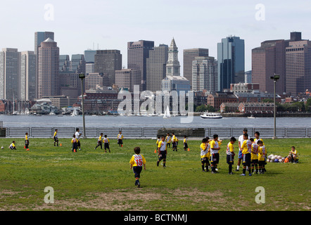 Kinder und Fußball-Praxis, LoPresti Park, East Boston Stockfoto