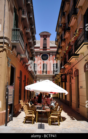 Cafe in Seitenstraße, Abadta de Santa Ana, Old Town, Malaga, Costa Del Sol, Provinz Malaga, Andalusien, Spanien Stockfoto