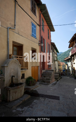 Der Beginn der "Gargouille" (Stream) in das Dorf St. Martin-finestre, Alpes-Maritimes, Südostfrankreich. Stockfoto