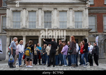 organisierte Tour Gruppe von Touristen in den großen Hof obere Hof vor die Prunkräume im Dublin Castle Stockfoto