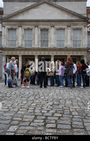 organisierte Tour Gruppe von Touristen in den großen Hof obere Hof vor die Prunkräume im Dublin Castle Stockfoto