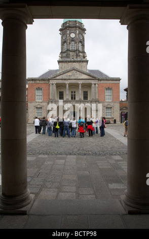 organisierte Tour Gruppe von Touristen in den großen Hof obere Hof vor der Bedford-Turm im Dublin Castle Stockfoto