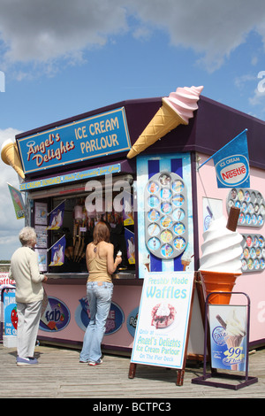 Ein Eis-Kiosk an einem Urlaubsort in Großbritannien. Stockfoto