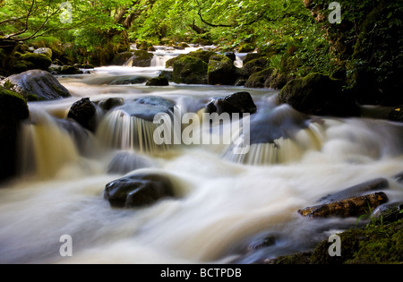 Wasser fließt in einem Strom, Aira Beck, oberhalb von Aira Force, in der Nähe Ullswater in Cumbria, Lake District, England. Jetzt zum UNESCO-Weltkulturerbe Stockfoto