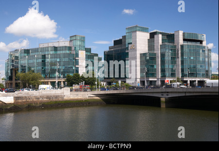 AIB Allied Irish Bank International Centre Sitz der AIB Capital Markets und die IFSC auf den Fluss Liffey dublin Stockfoto