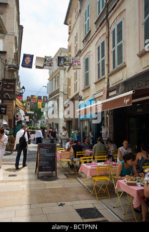 Eine belebte Straße in Avignon, Frankreich Stockfoto